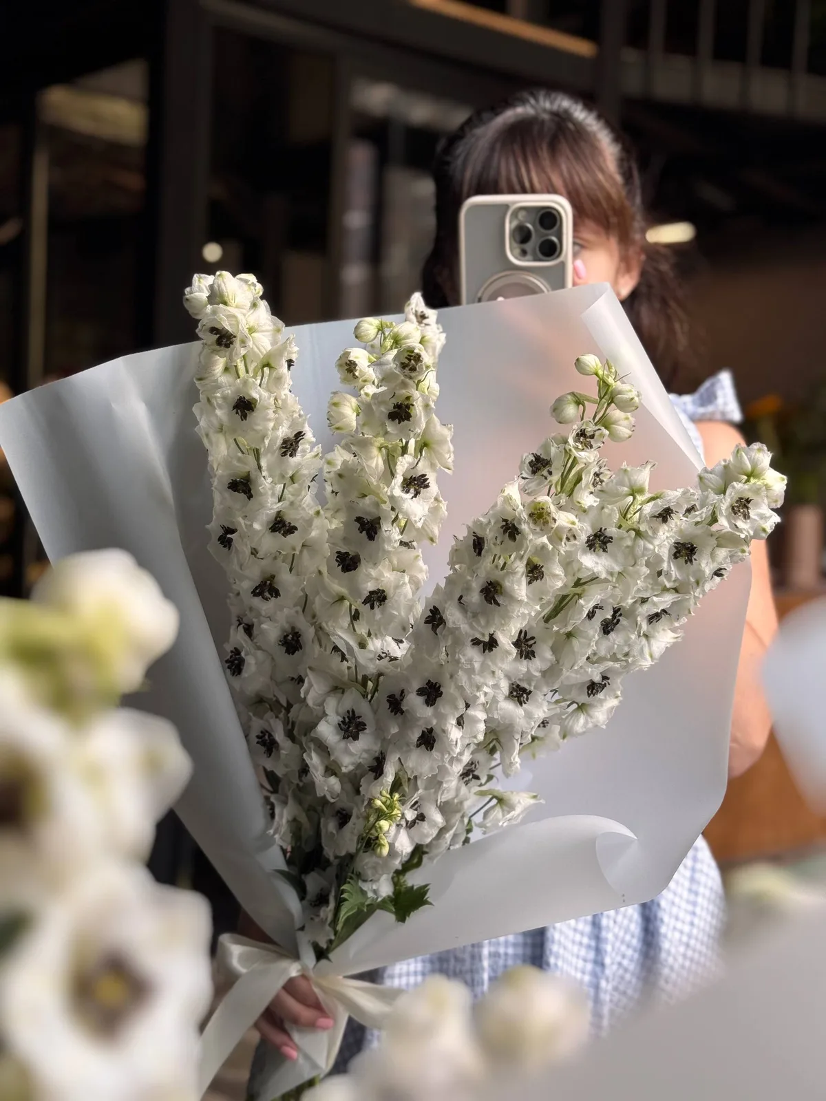 Монобукет необычного белоснежного дельфиниума сорта White Dark Bee