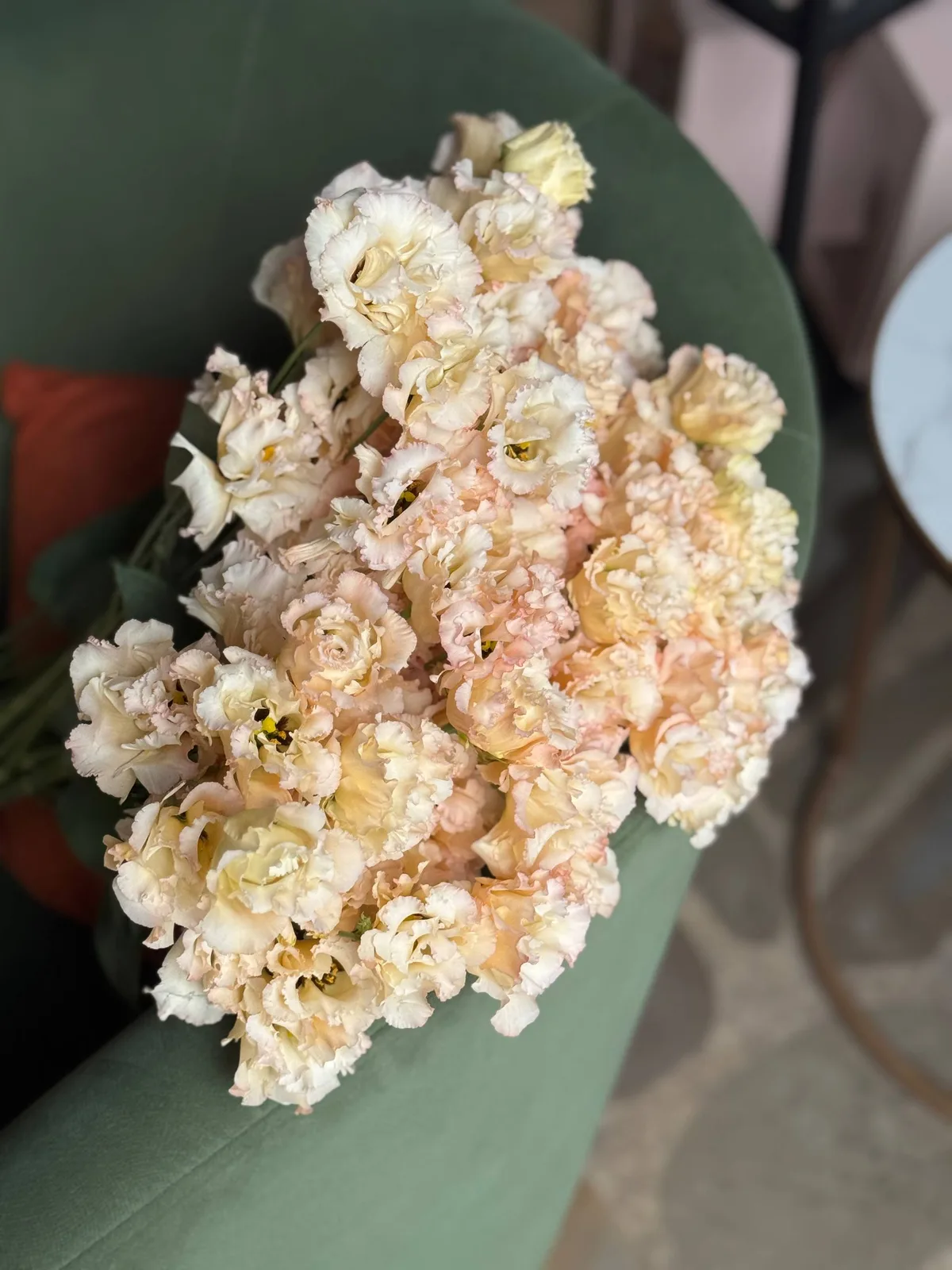 Монобукет кружевной персиковой эустомы — фото 3