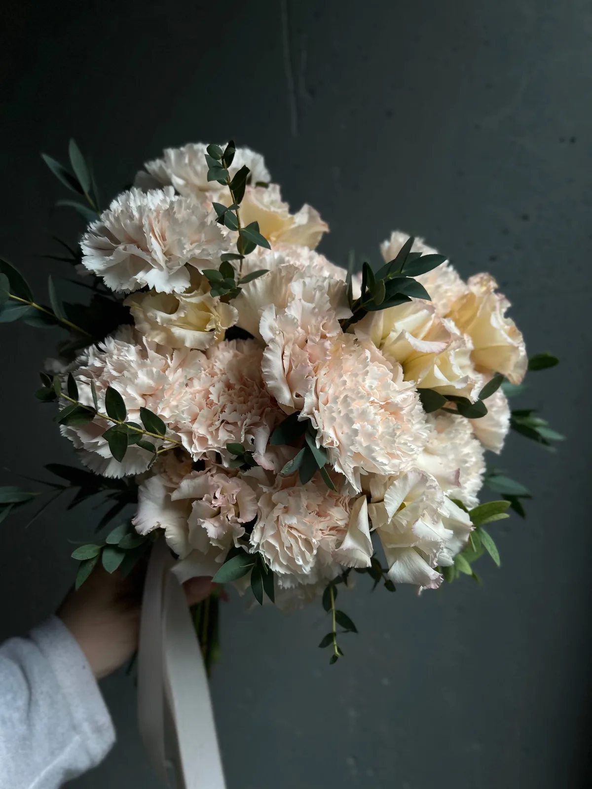 Свадебный букет «Бежевый шёлк» с гвоздиками — фото 3