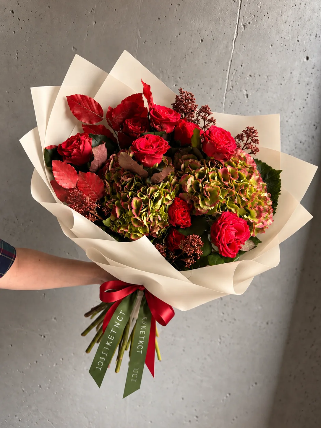 Сочный букет с красными розами и гортензией