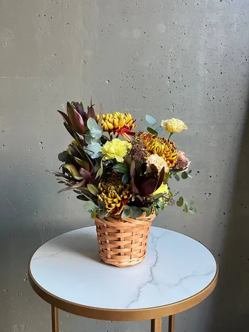 Композиция в плетеной корзине "Осеннее утро" с хризантемами