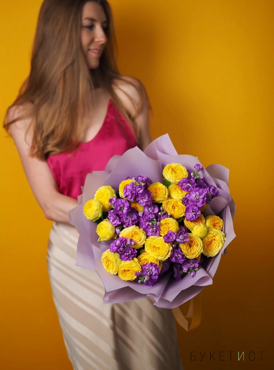 Яркий букет из желтых пионовидных роз и маттиолы