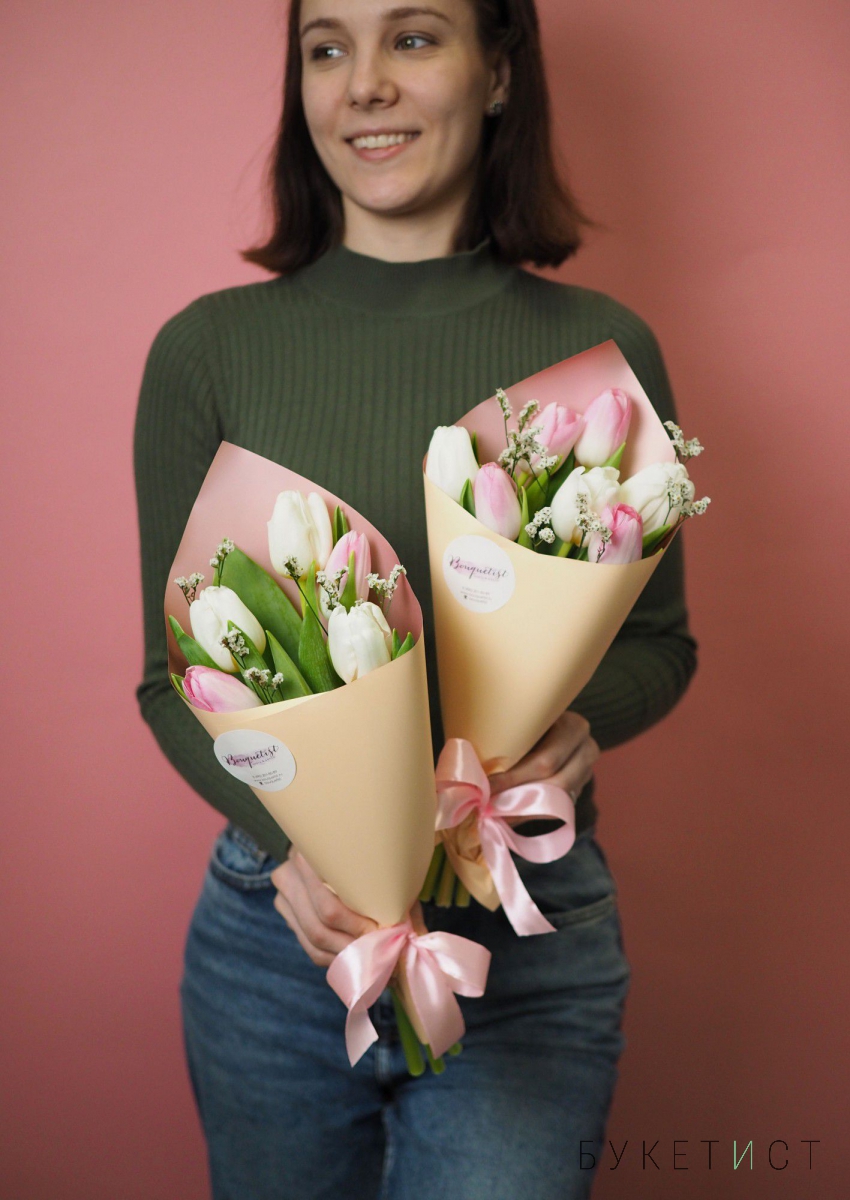 Букет тюльпанов с цветущими веточками от 30 шт