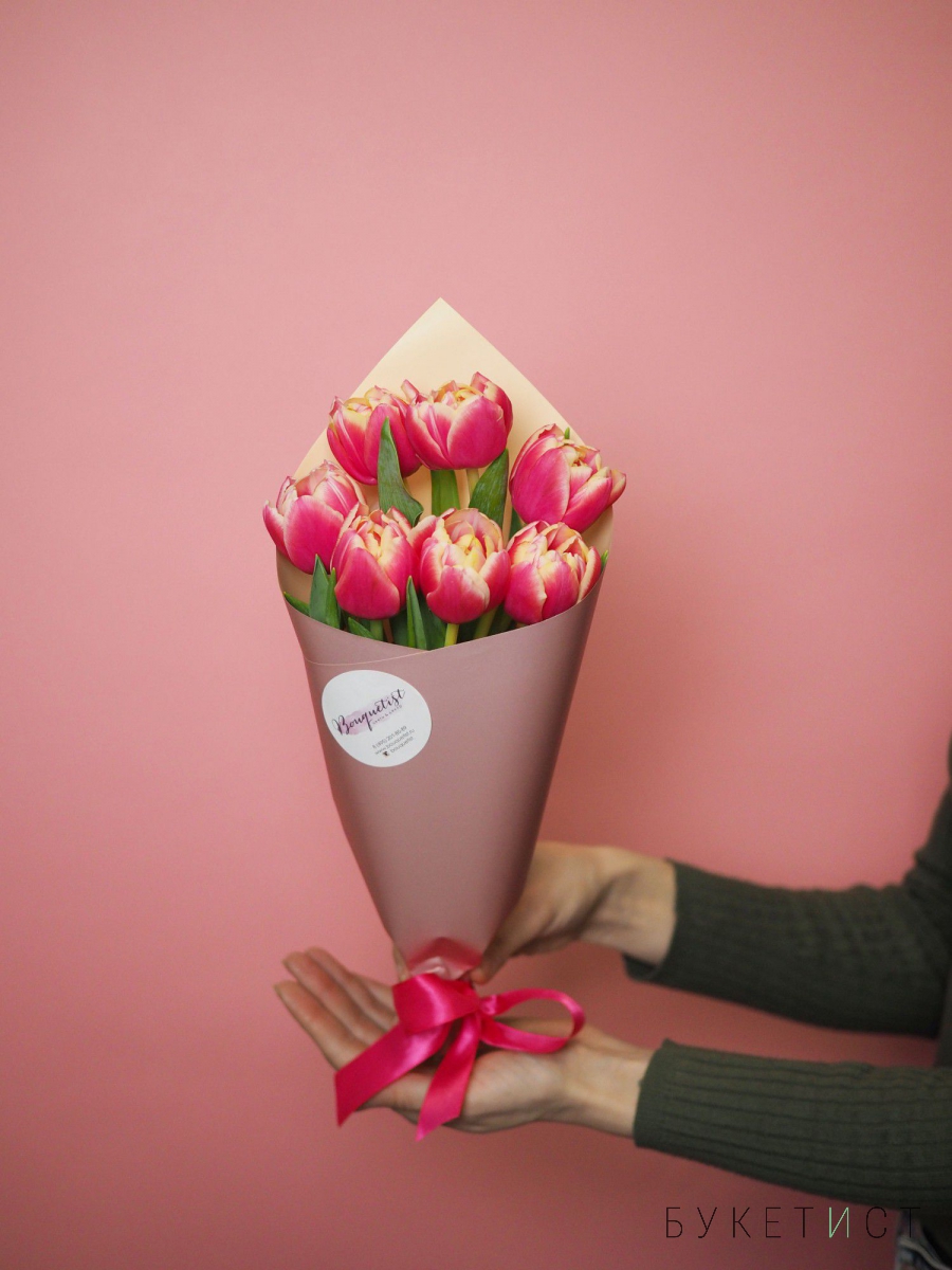 Букет пионовидных тюльпанов в стильной упаковке от 30 шт