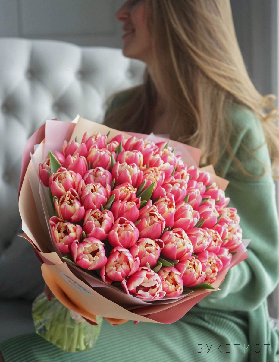 Букет пионовидных ярко-розовых тюльпанов