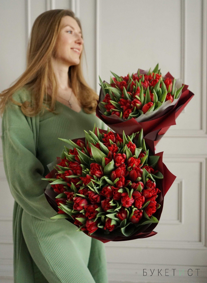 Букет красных пионовидных тюльпанов