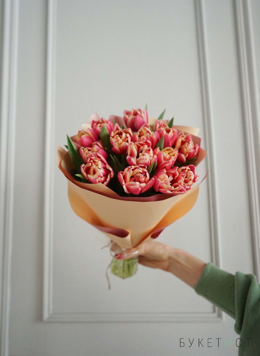 Букет ярко-розовых пионовидных тюльпанов от 5 шт