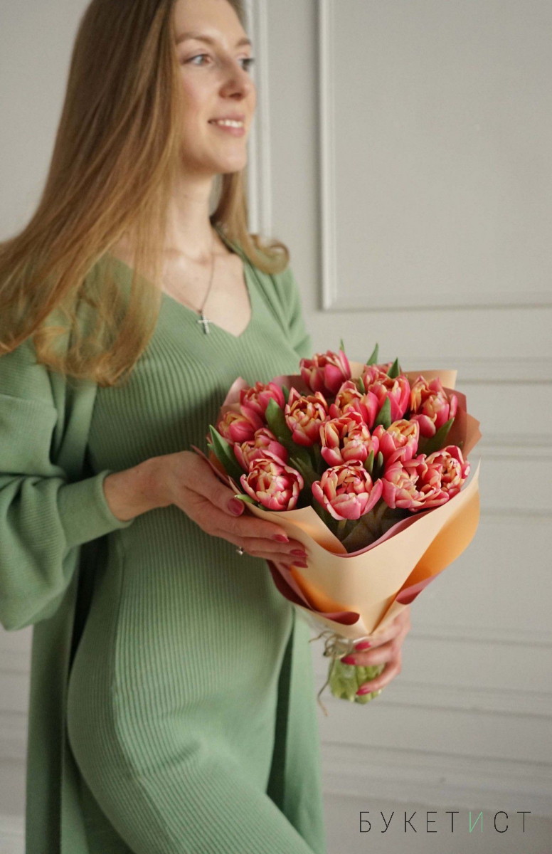 Букет ярко-розовых пионовидных тюльпанов от 5 шт