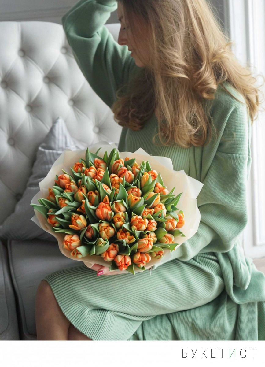 Букет оранжевых пионовидных тюльпанов
