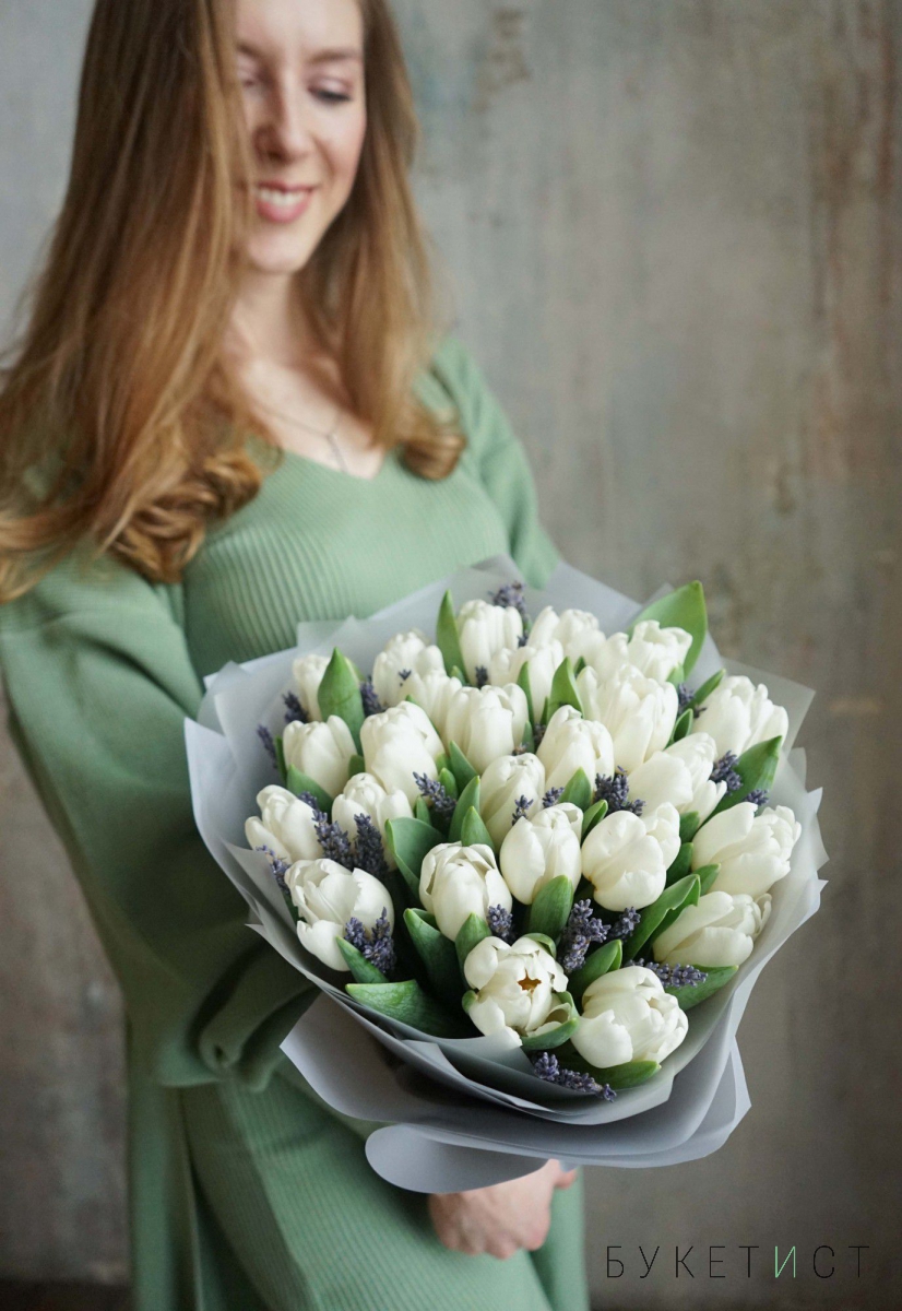 Букет белых тюльпанов с ароматной лавандой