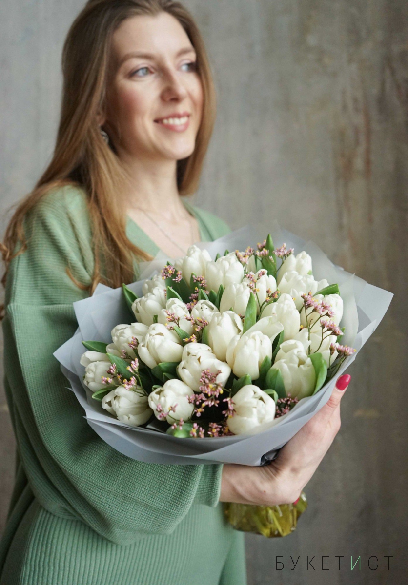Букет белых тюльпанов с цветущими веточками