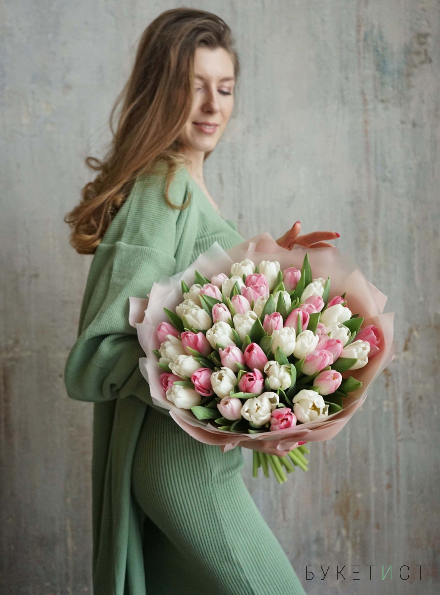 Микс тюльпанов нежных белых и розовых оттенков