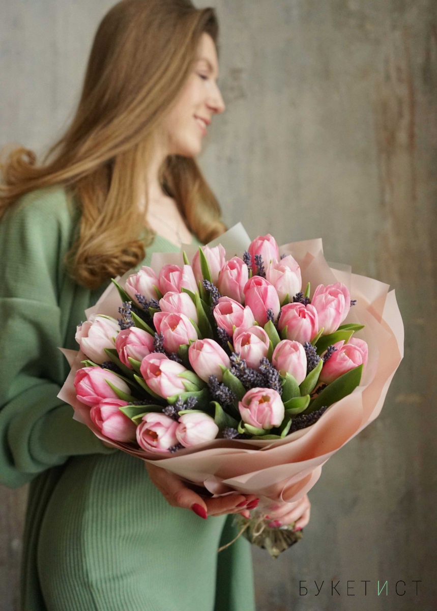 Букет нежно-розовых тюльпанов с ароматной лавандой