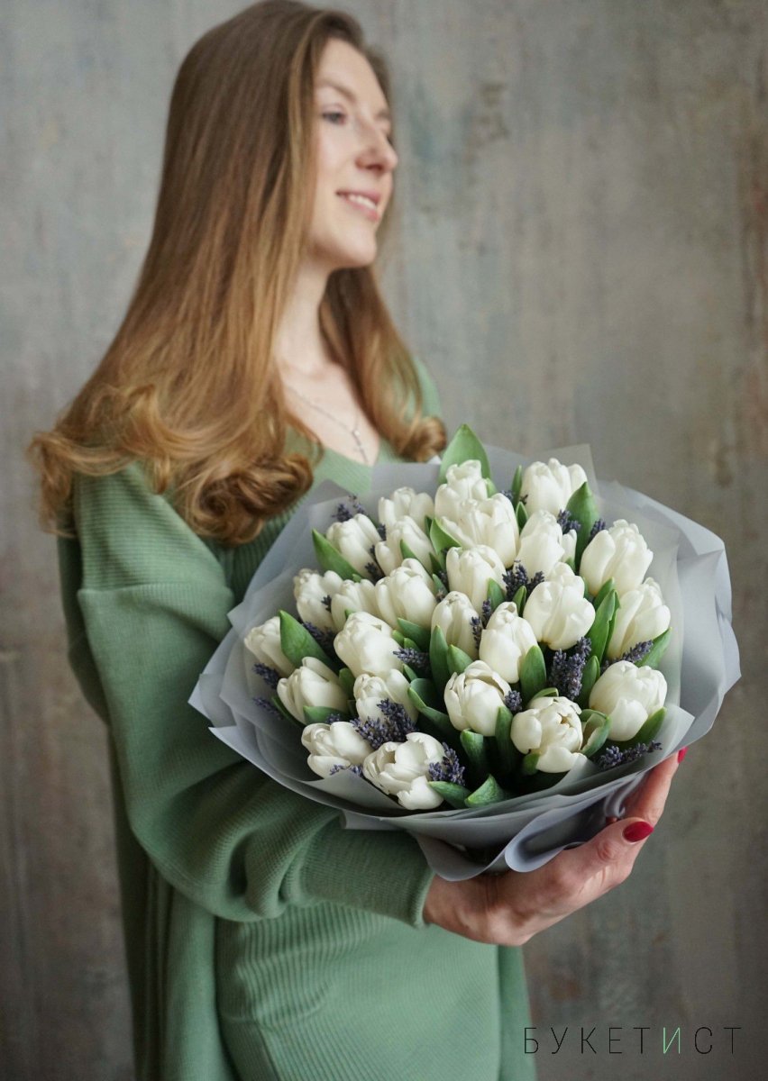 Букет белых тюльпанов с ароматной лавандой