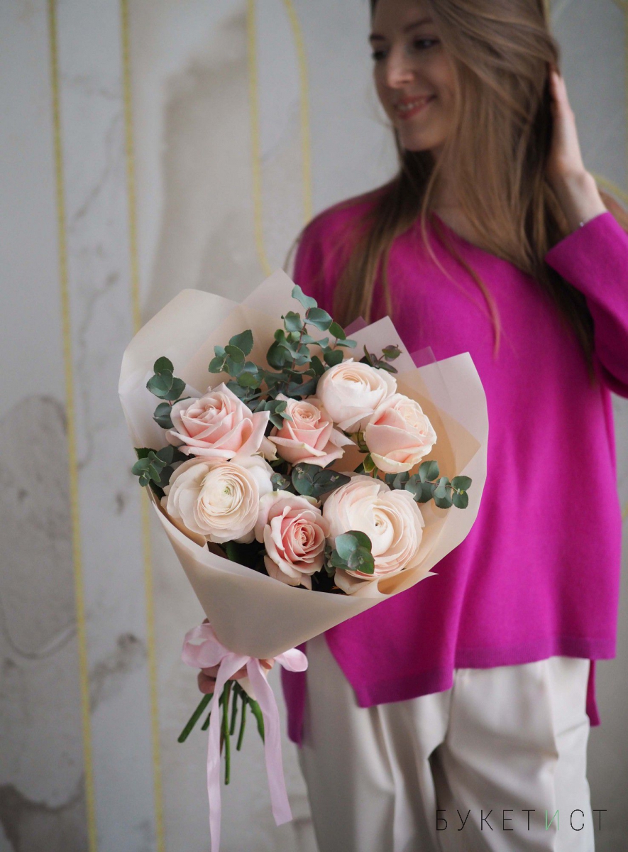Романтичный букет роз с ранункулюсами