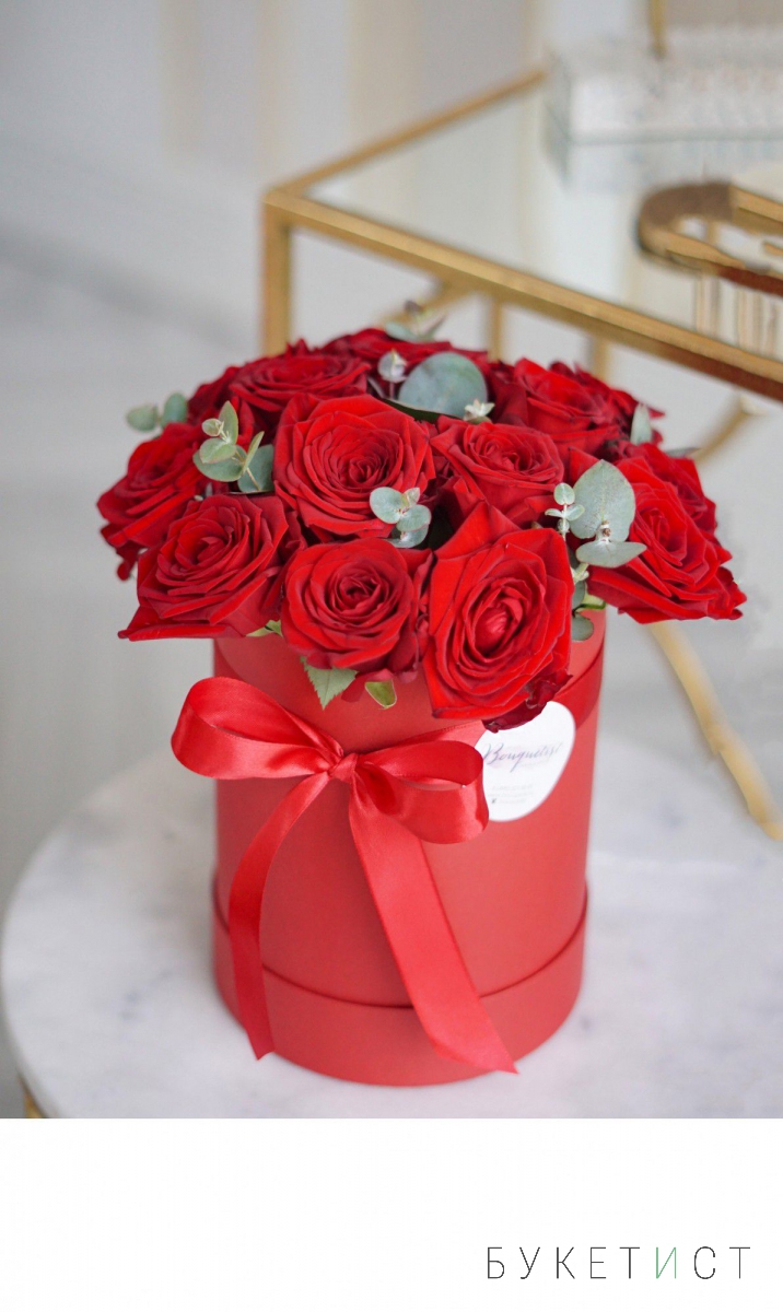 Бордовый букет с ароматными розами в коробке