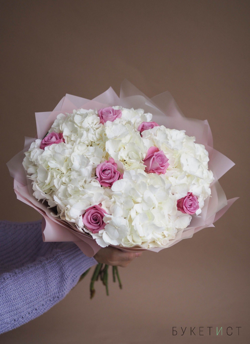 Букет с белоснежной гортензией и розами сорта Маритим