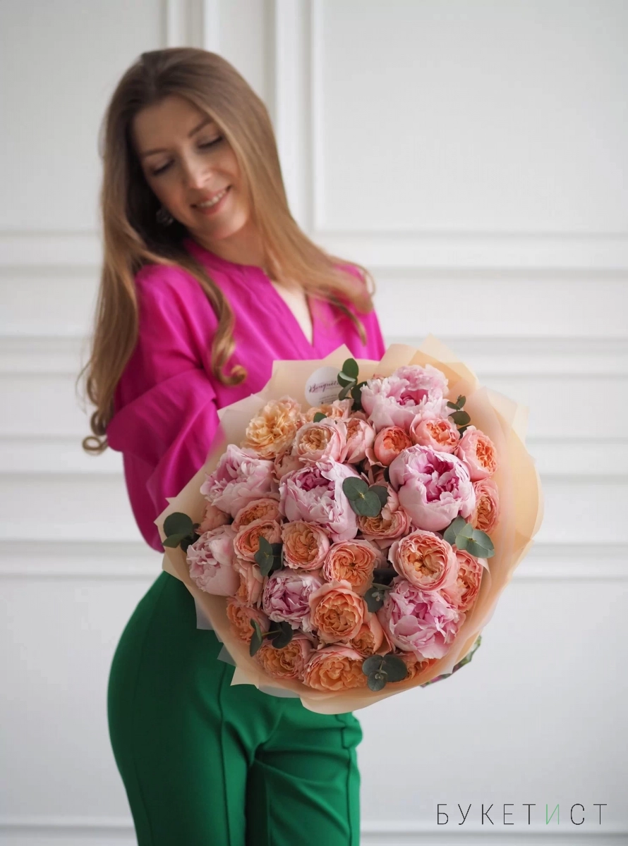 Букет пионов Сара Бернар и персиковых пионовидных роз Джульетта