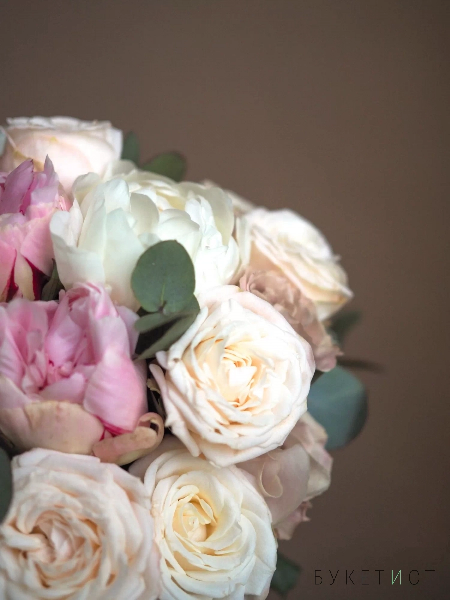 Букет невесты с голландскими пионами и пудровыми розами