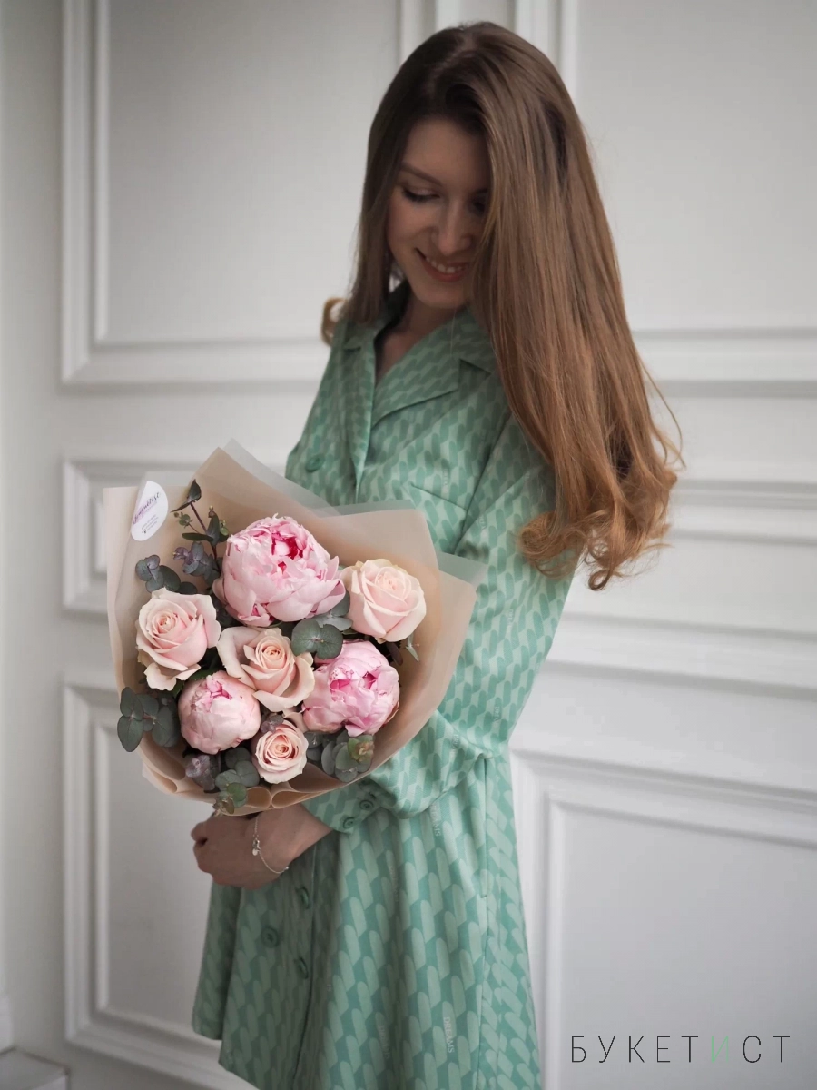 Романтичный букет нежных роз и ароматных пионов