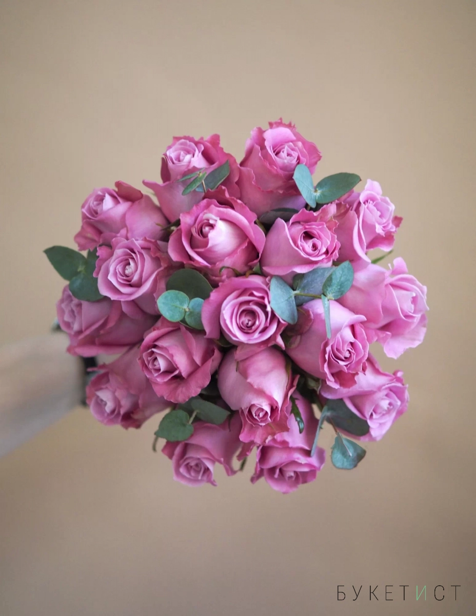 Букет невесты из сиреневых роз теплого оттенка и эвкалипта