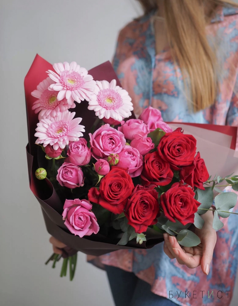 Букет гербер, одноголовых и пионовидных роз с растяжкой по цвету