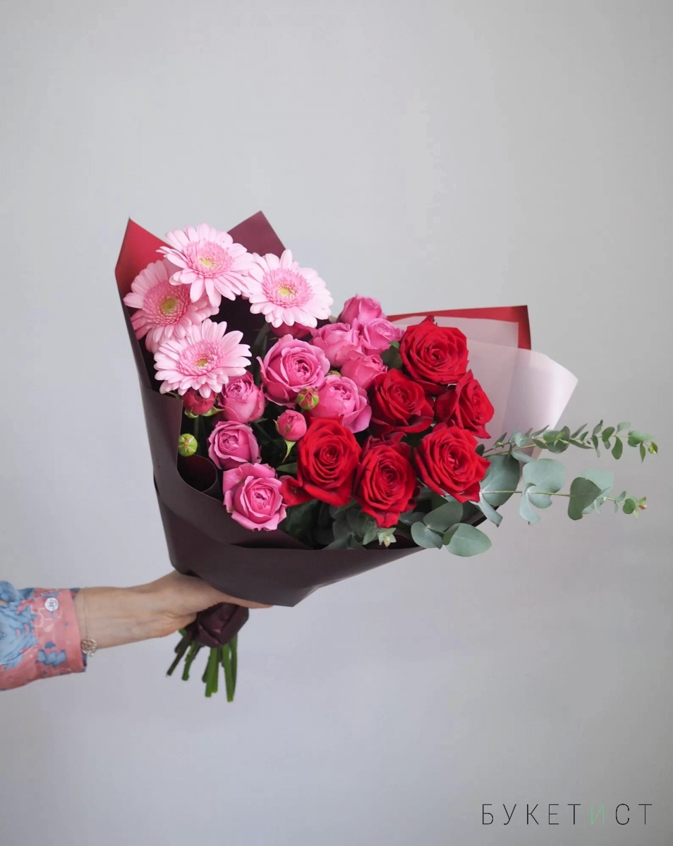 Букет гербер, роз и пионовых роз с растяжкой по цвету