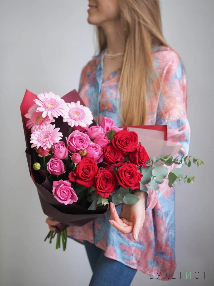 Букет гербер, одноголовых и пионовидных роз с растяжкой по цвету