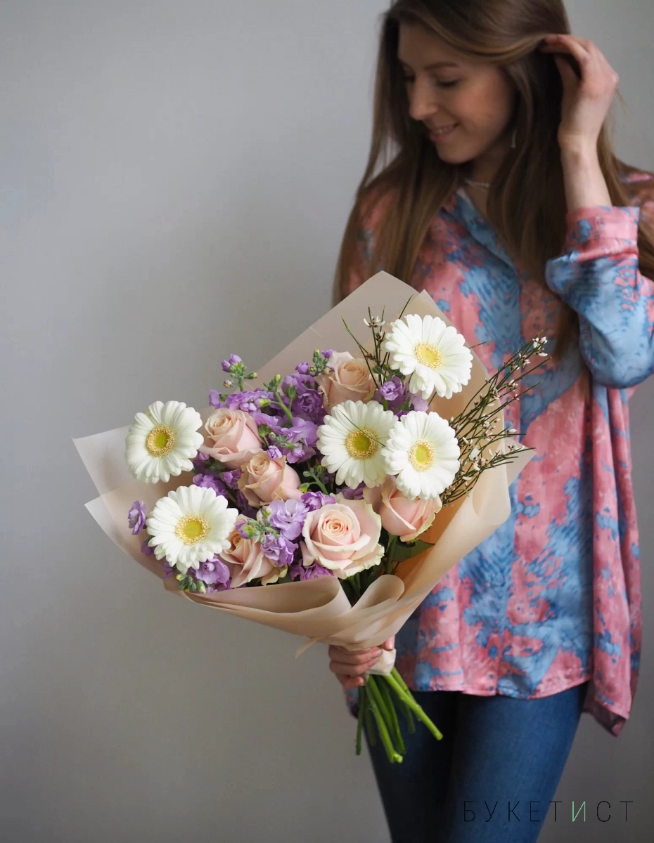 Нежный букет цветов с герберами, розами и ароматной маттиолой