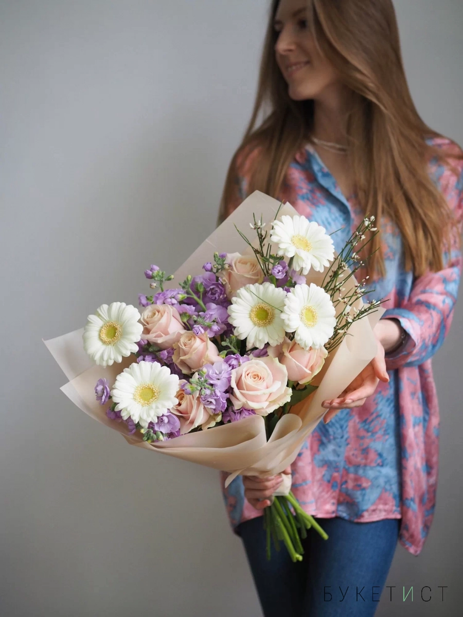 Нежный букет цветов с герберами, розами и ароматной маттиолой