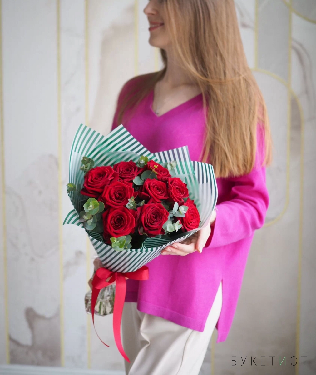 Букет ароматных бордовых роз с эвкалиптом 