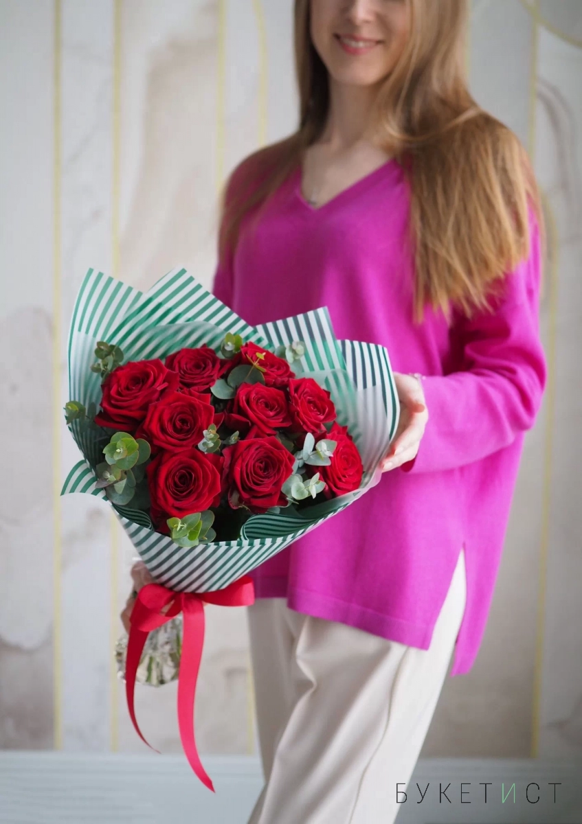 Букет ароматных бордовых роз с эвкалиптом 