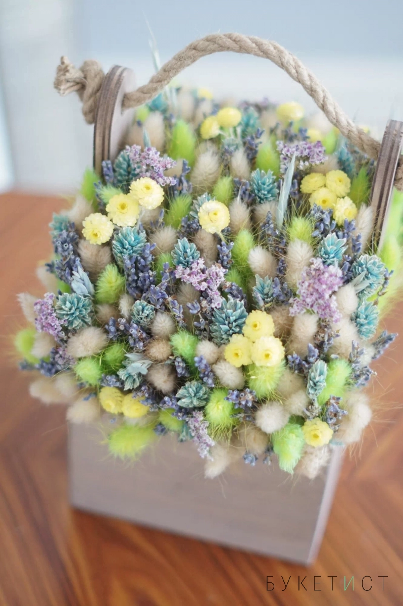 Салатовый букет из сухоцветов с геликризумом в деревянном ящике