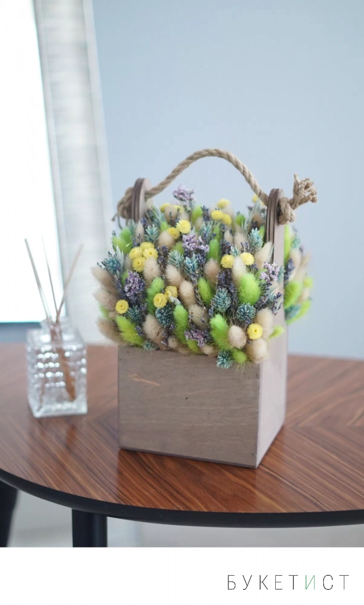 Салатовый букет из сухоцветов с геликризумом в деревянном ящике