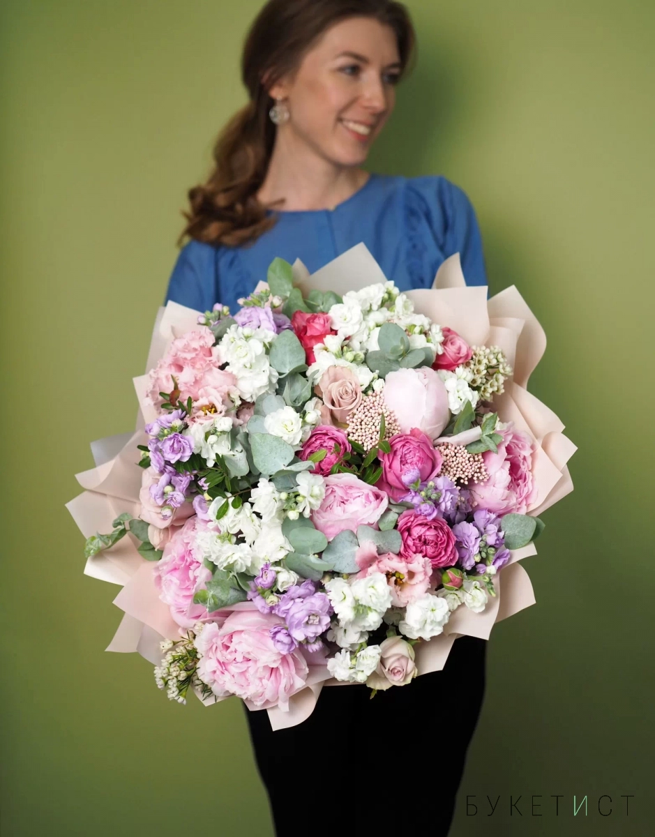 Большой букет цветов с пионами, розами и маттиолой