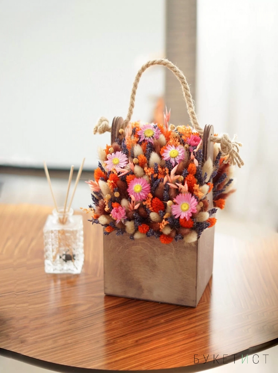 Букет сухоцветов с полевым гелиптерумом, овсом и лавандой в деревянном ящике