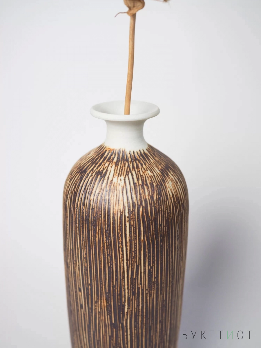 Интерьерная керамическая ваза с белым горлышком