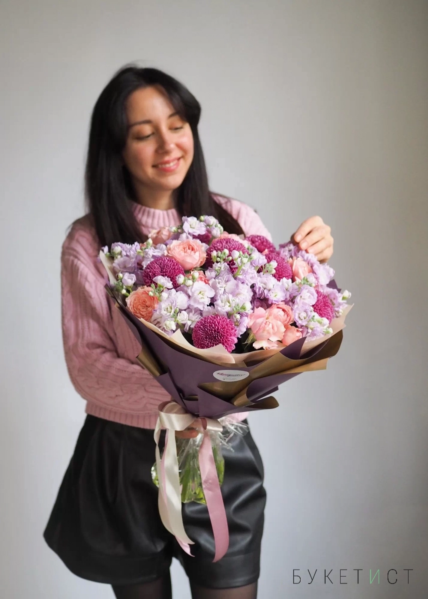 Романтичный букет с персиковыми розами и малиновыми хризантемами