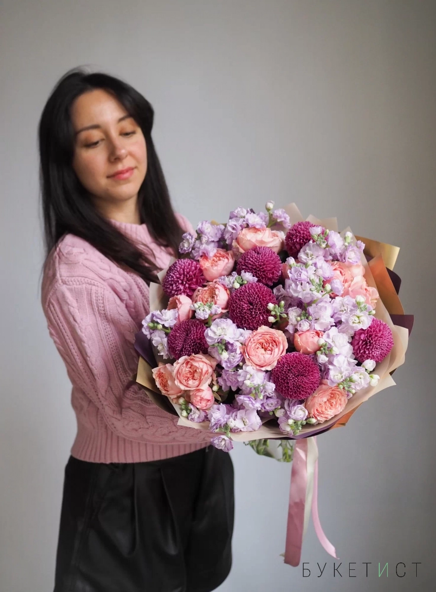 Романтичный букет с персиковыми розами и малиновыми хризантемами