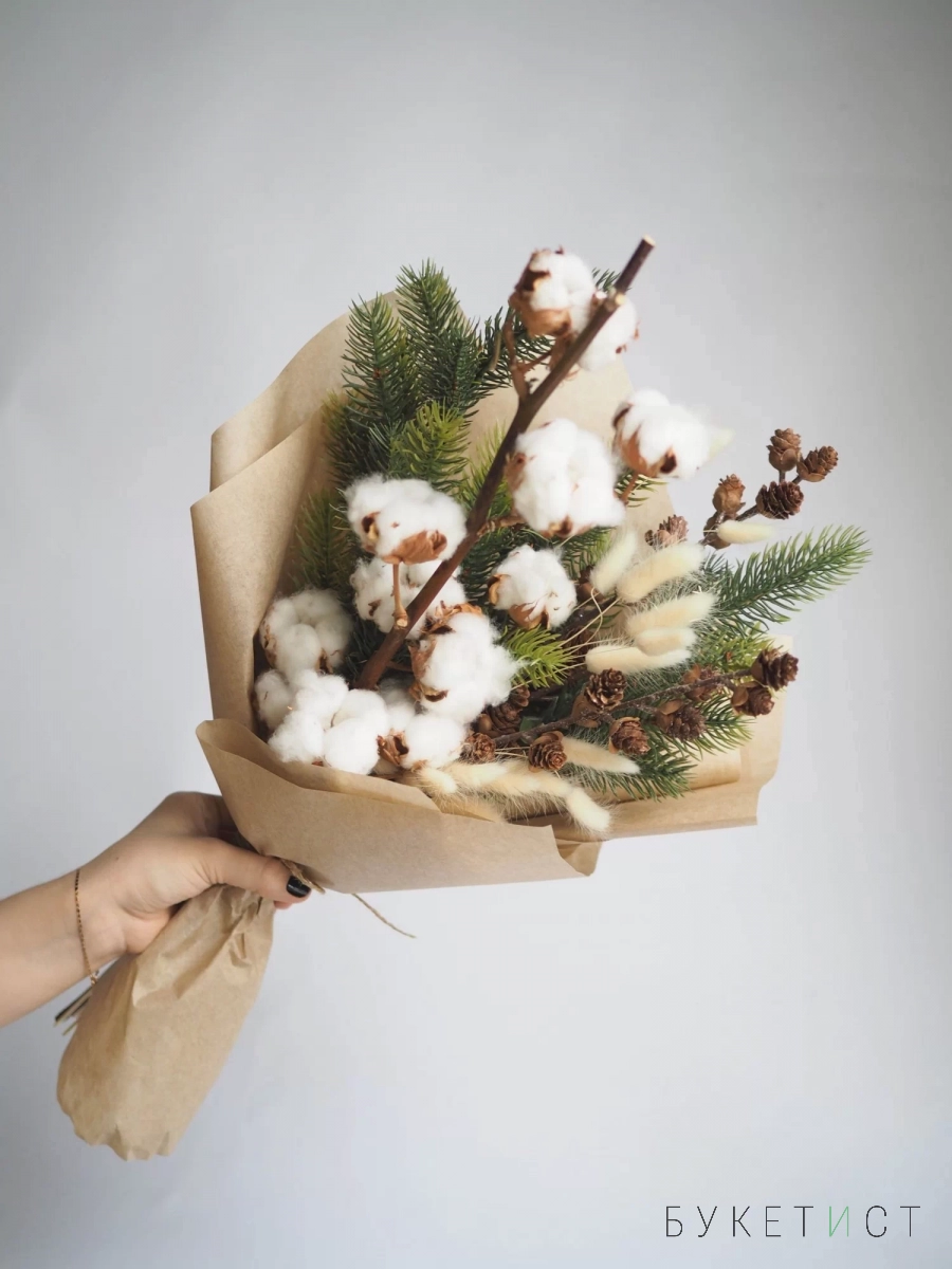 Зимний букет сухоцветов с елью и хлопком