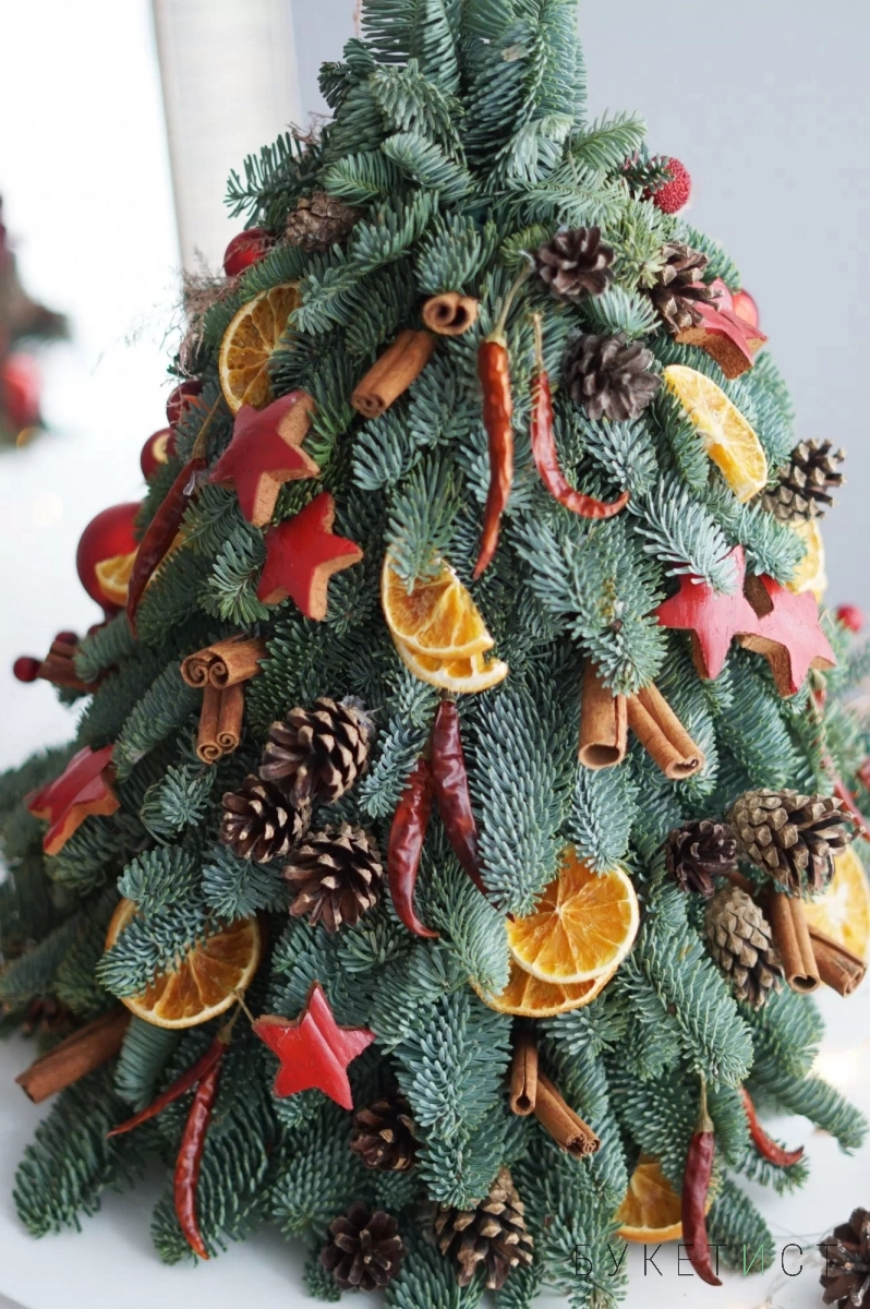 Новогодняя елочка из натуральной ели с апельсинами и корицей, 55 см