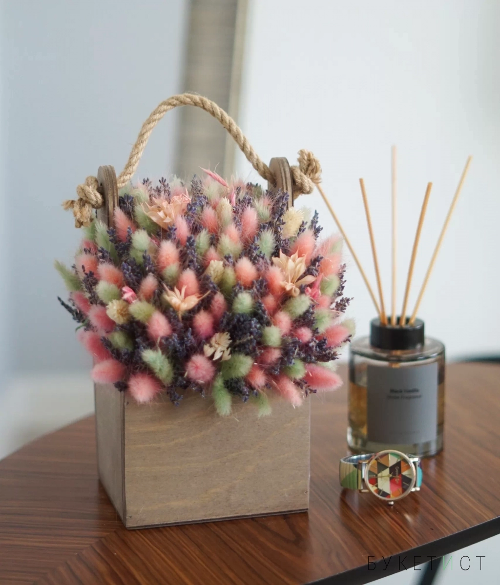 Букет сухоцветов с персиковым лагурусом и золотистой нигеллой  в деревянном ящике