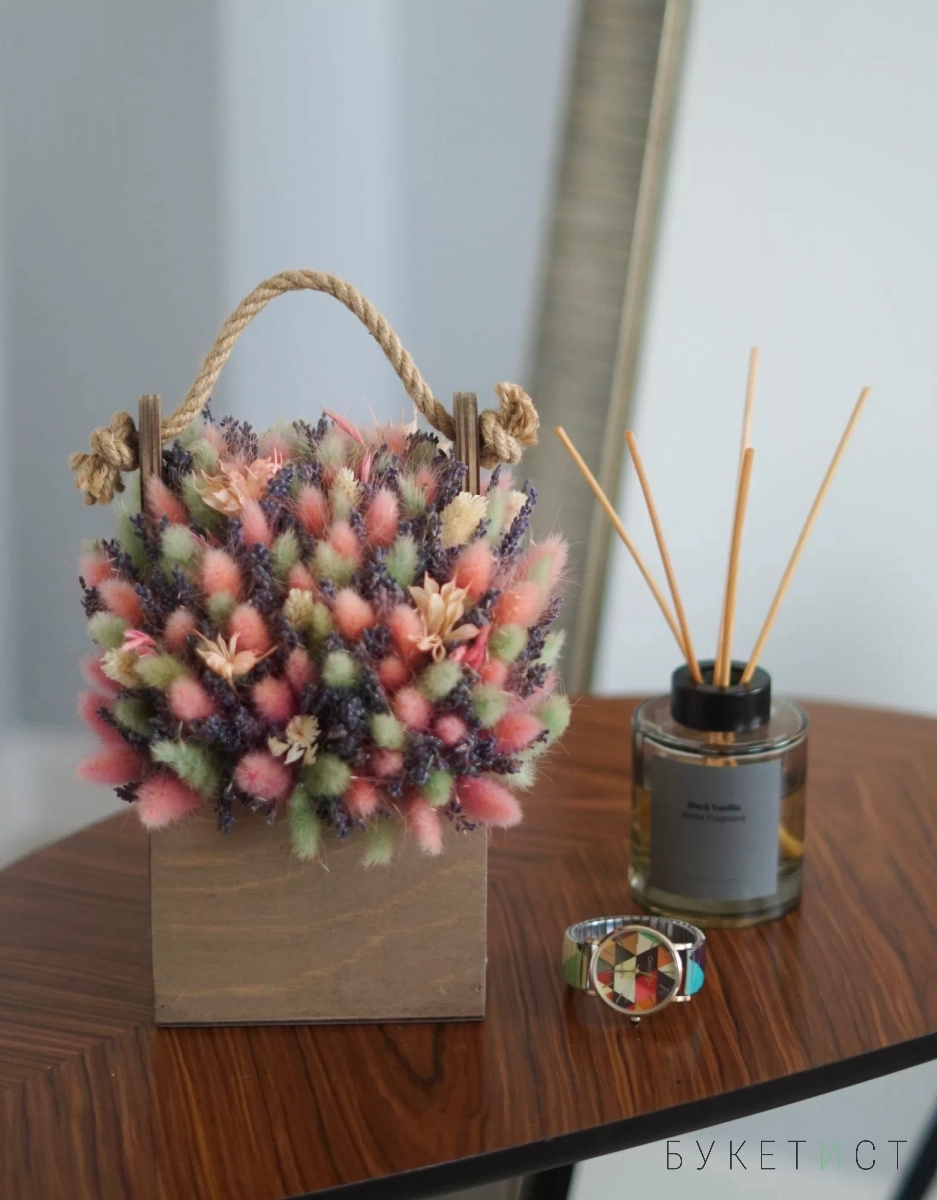 Букет сухоцветов с персиковым лагурусом и золотистой нигеллой  в деревянном ящике