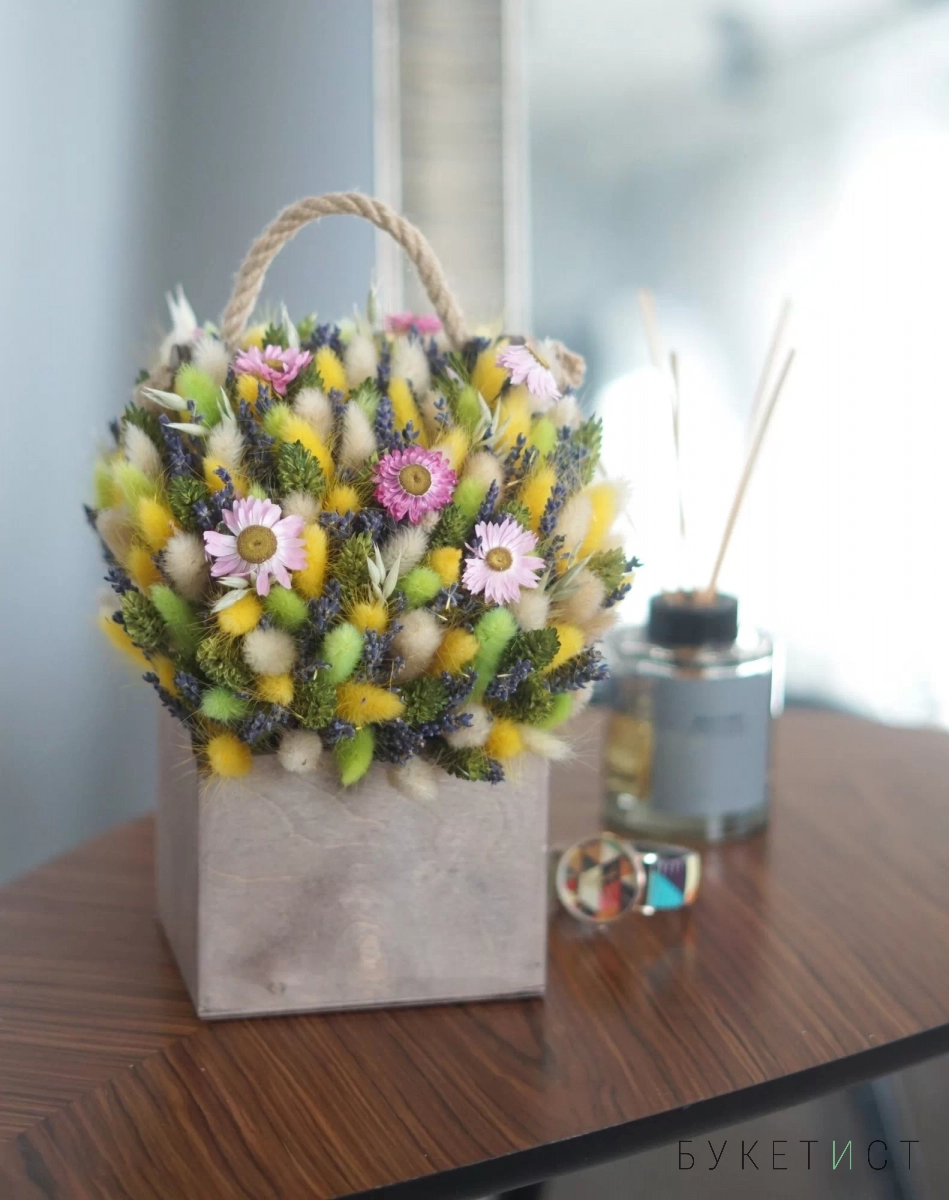Букет из сухоцветов с геликризумом и лавандой в деревянном ящике 