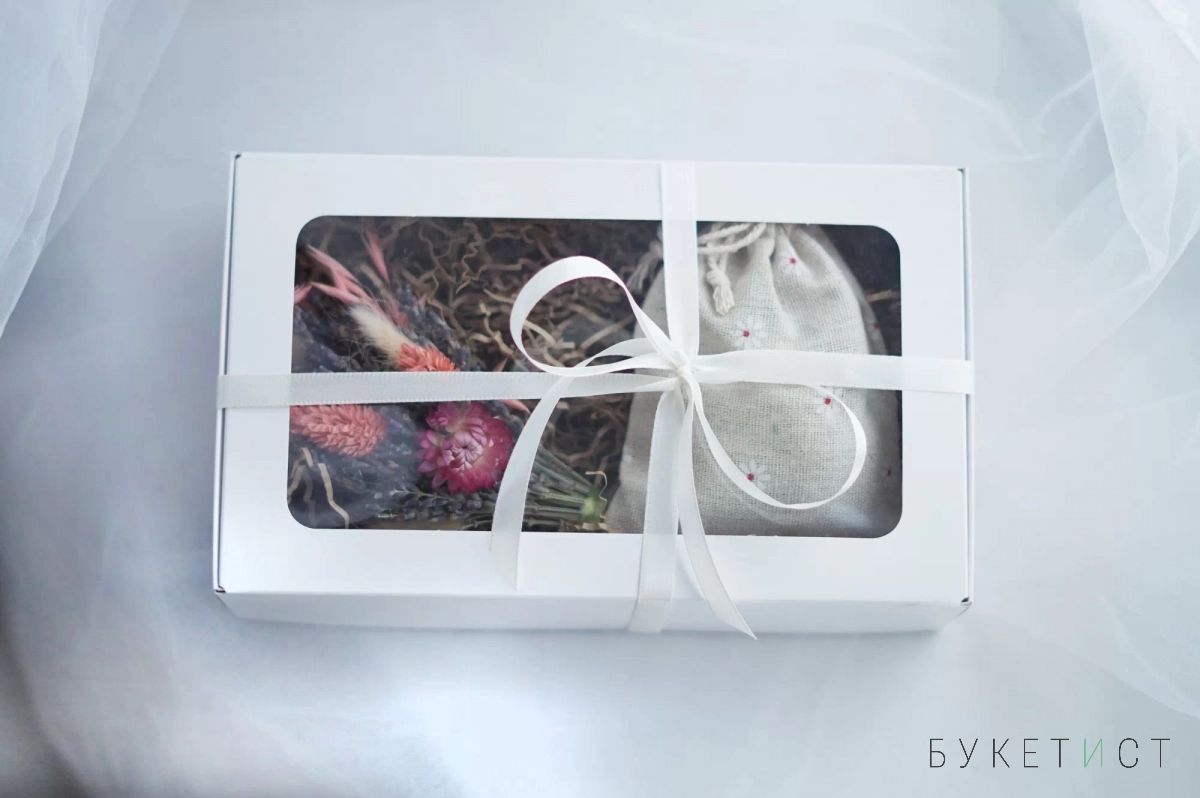 Подарочный набор с соцветиями лаванды и шоколадкой