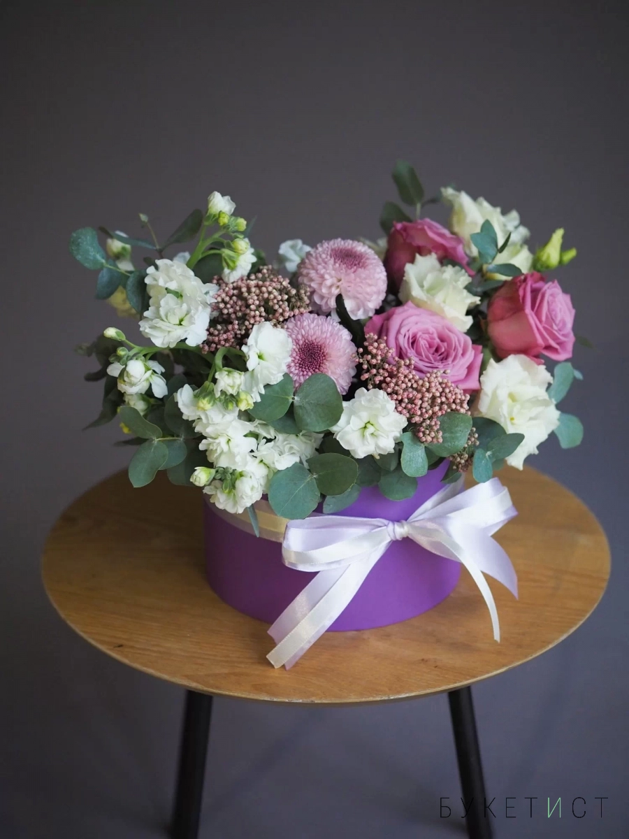 Сиреневая композиция с хризантемой Момоко и розами в шляпной коробке