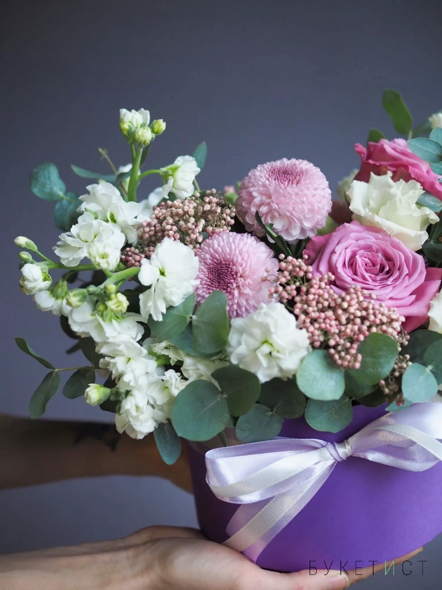 Сиреневая композиция с хризантемой Момоко и розами в шляпной коробке