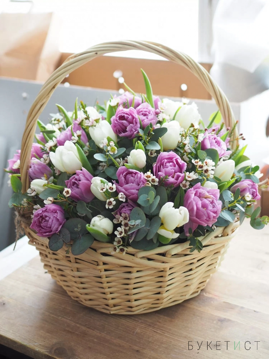 Сиреневая композиция пионовидных тюльпанов в корзине