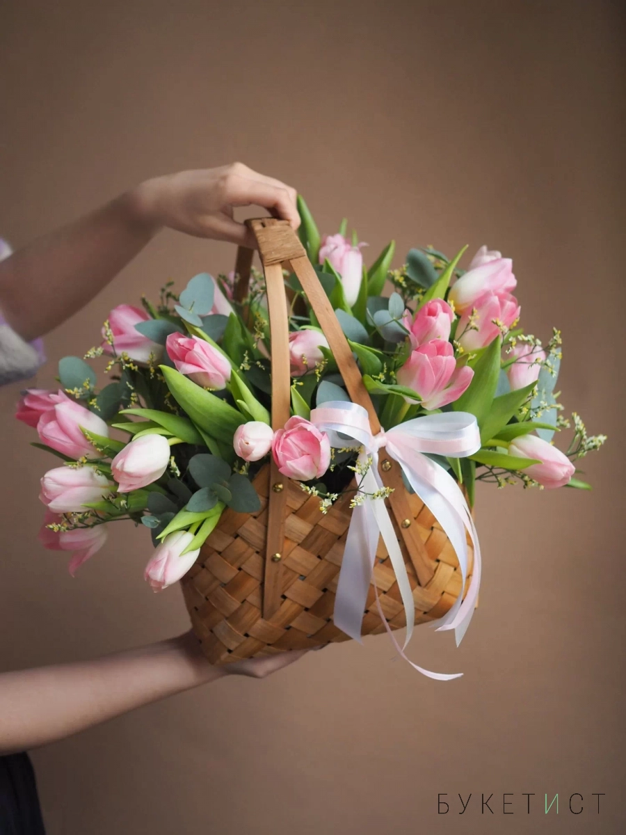 Весенний букет тюльпанов в корзинке