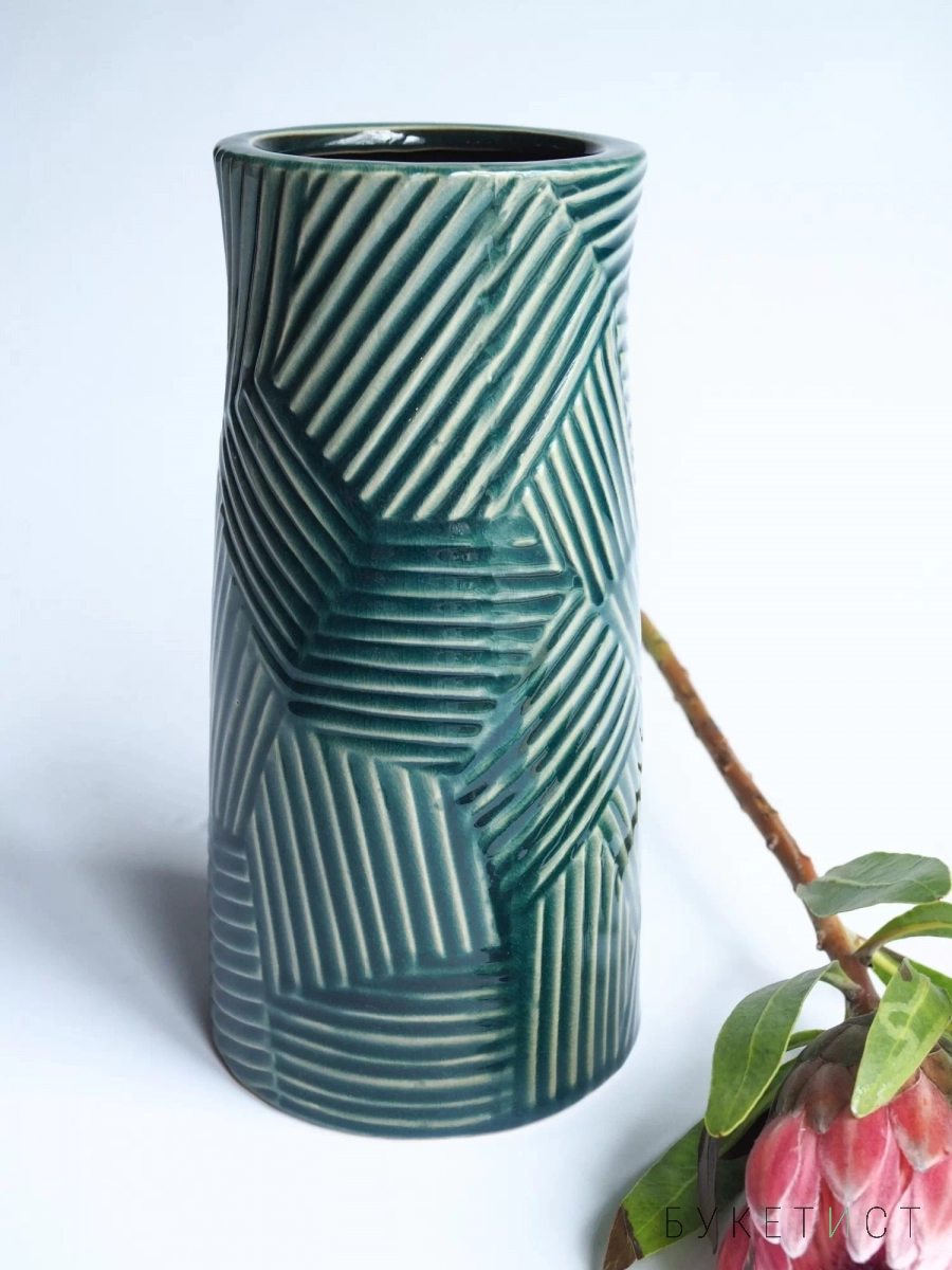 Зеленая интерьерная ваза из керамики с геометрическим узором